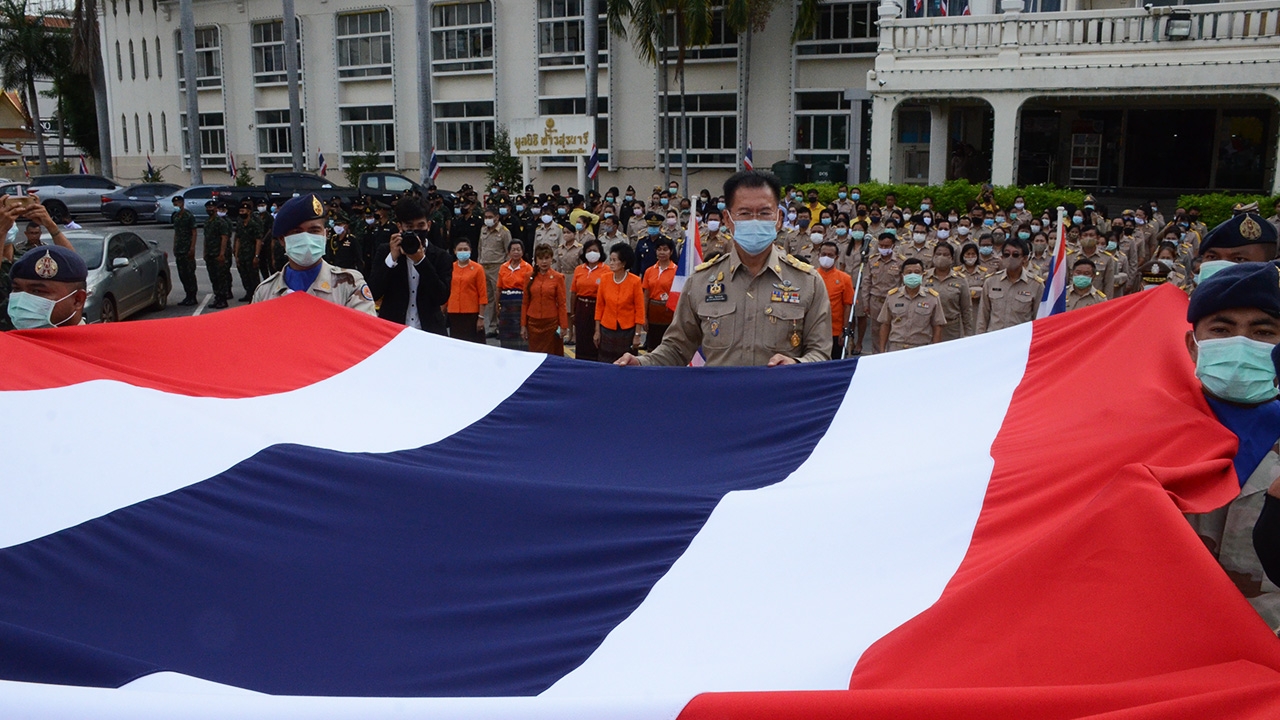 ผู้ว่าฯ โคราช นำ ขรก.ประชาชนเคารพธงชาติในวัน Thai National Flag Day