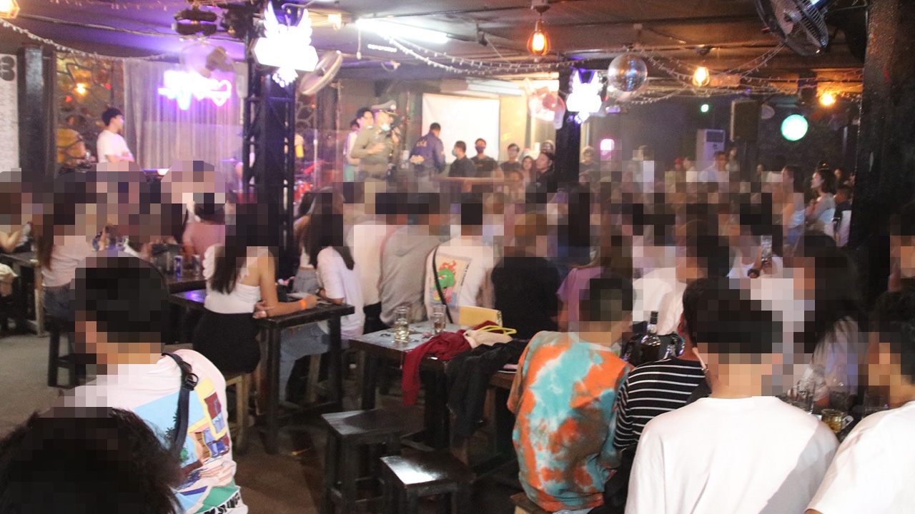 บุกร้านดังงามวงศ์วาน เด็กต่ำ 20 เที่ยวอื้อ ตรวจเจอฉี่ม่วง จ่อสั่งปิด