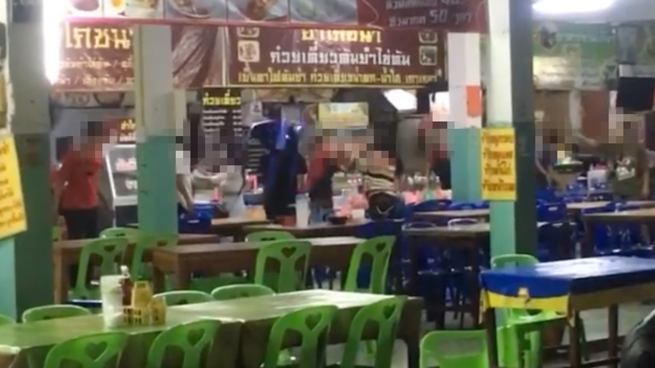 แซวจนได้เรื่อง คลิปวัยรุ่นยกพวกตีกัน ฟาดเก้าอี้กลางร้านอาหารเพชรบูรณ์