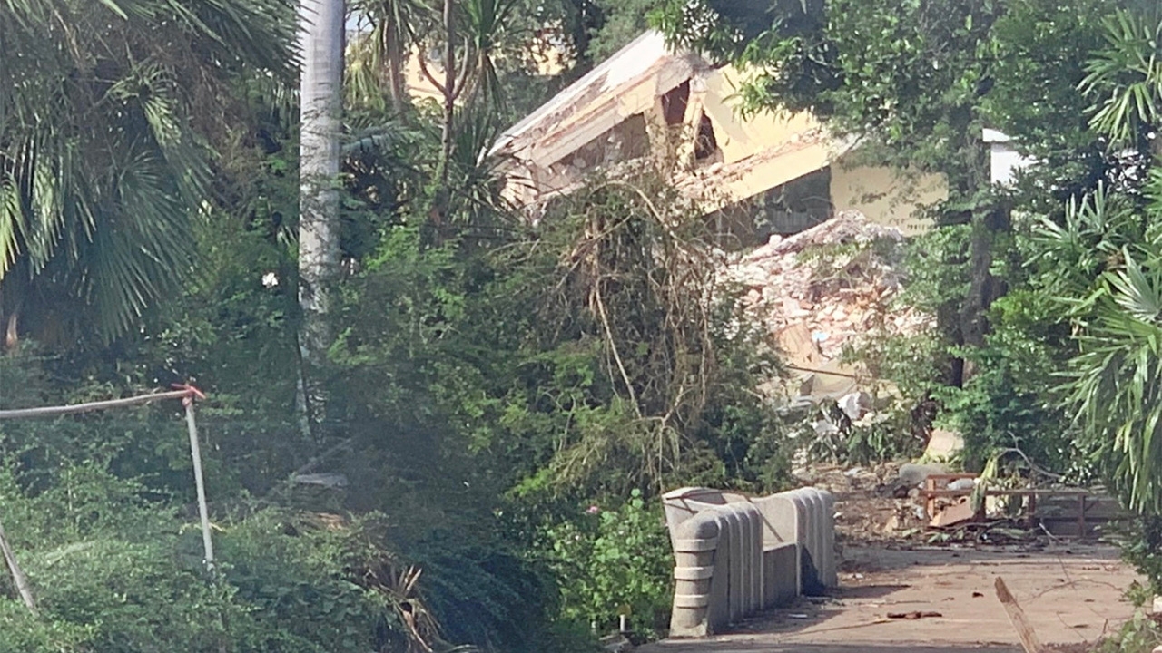 รื้อทิ้งบ้านสี่เสา คืนพื้นที่ให้กองทัพ