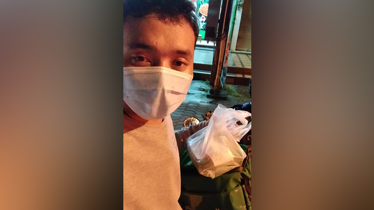 "หนุ่มแกร็บฟู้ด" โอดขี่รถฝ่าสายฝนไปซื้อพิซซ่า สุดท้ายโดนลูกค้าเบี้ยว