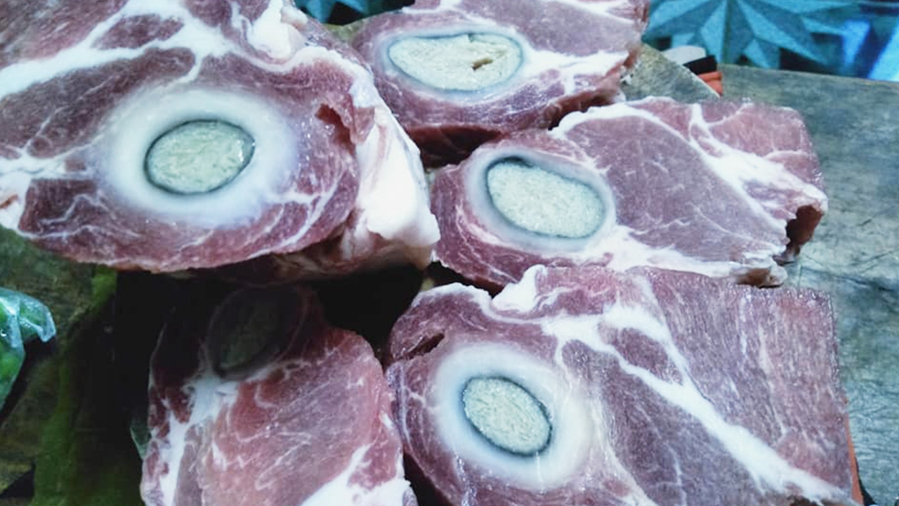 สุดช็อก สาวซื้อหมูจากห้างดัง ผ่าออกเจอก้อนประหลาดสุดสยอง หวั่นมีเชื้อโรค