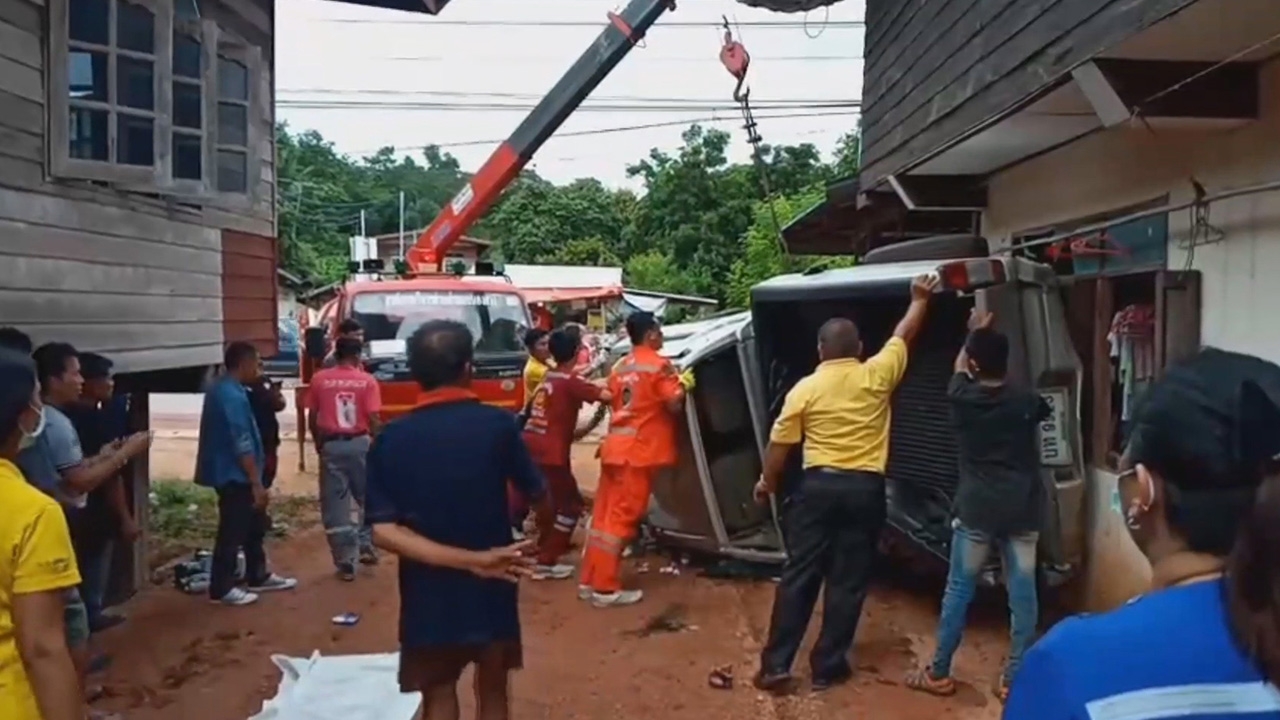 หนุ่มอุดรฯ กลับจากรีดยาง ขับกระบะแล้ววูบ พุ่งชนรั้วชาวบ้านตายคาที่