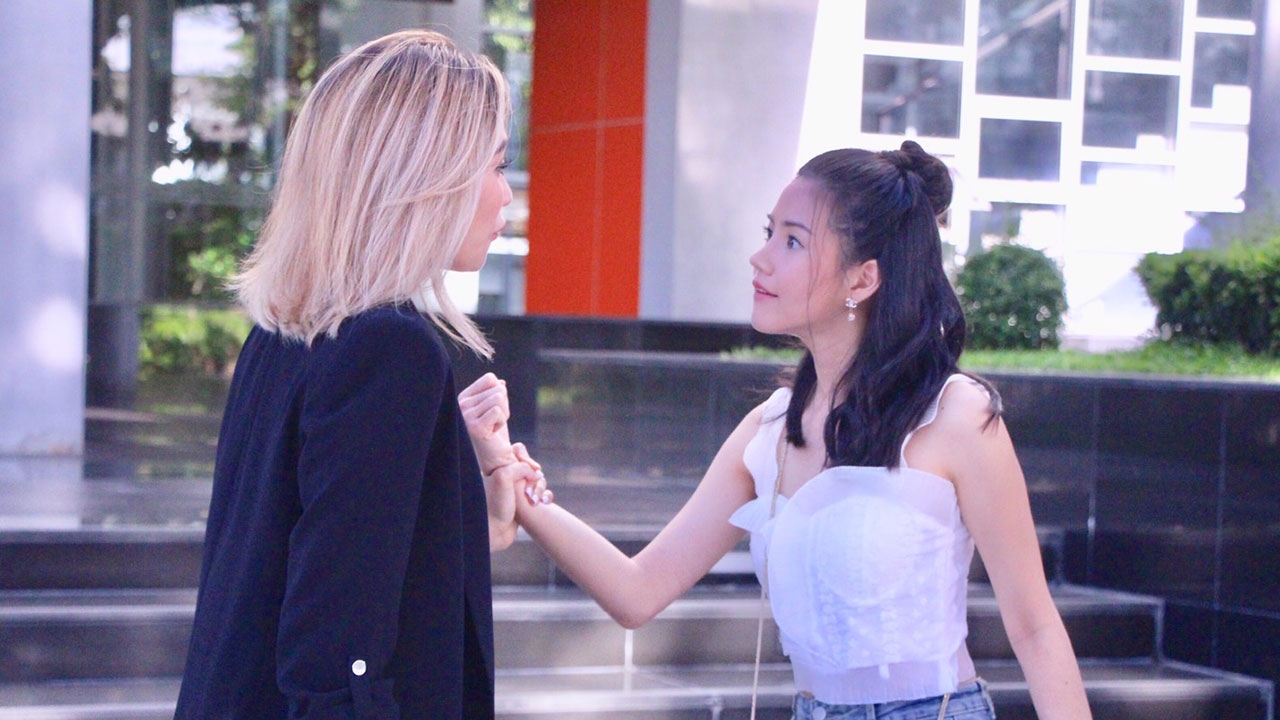 "นาเดีย" มือใหม่ปราบเมียน้อย ปาไข่เน่าอัดใส่รถ "พลอย" ใน “เพลิงนาง”