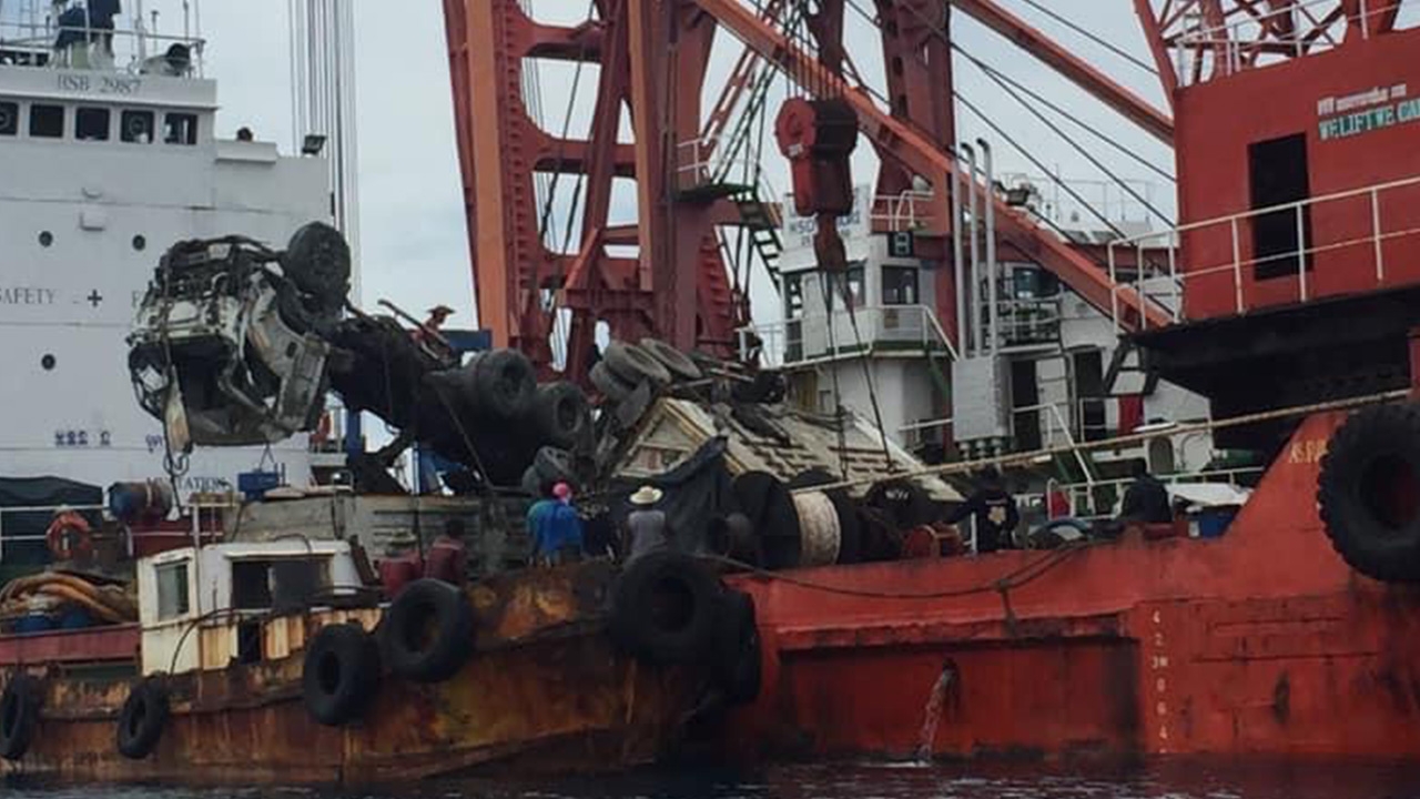 ทีมกู้ซากเรือเฟอร์รี่ นำรถบรรทุกขยะจมทะเลขึ้นได้ ยันไม่กระทบต่อสิ่งแวดล้อม