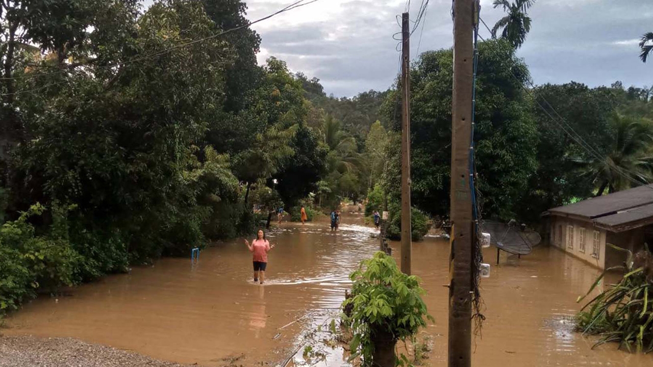 ฝนตกที่ขอนแก่น น้ำป่าไหลถล่มภูผาม่าน เจอท่วมรอบสอง บางจุดสูงกว่า 2 เมตร