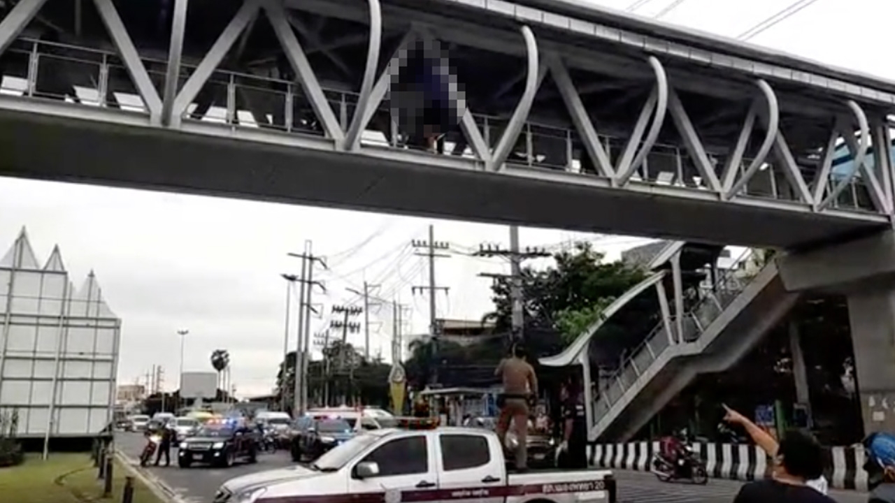 ช่วยระทึกหนุ่ม ม.3 ป่วยซึมเศร้า จะโดดสะพานลอยที่พัทยา โชคดีช่วยได้ทัน