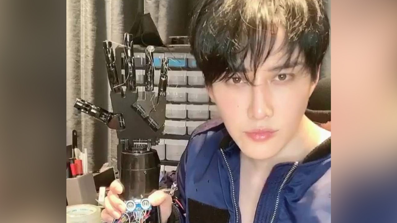 ไมค์ พิรัชต์ ฝึกทำมือหุ่นยนต์ งานอดิเรกคลายทุกข์-สร้างกำลังใจ (คลิป)