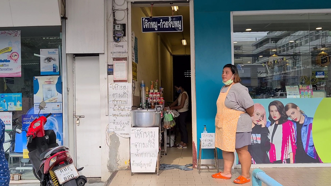 แบบนี้ก็มีด้วย ร้านอาหารอยู่ในซอกตึกหน้า รพ.หาดใหญ่ แคบจนเดินสวนไม่ได้