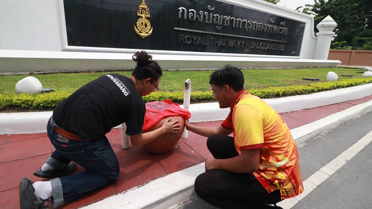 ม็อบ จี้ ผู้นำเหล่าทัพ ลาออก ส.ว. หากไม่ยอม แช่งเสื่อมสมรรถภาพทางเพศ