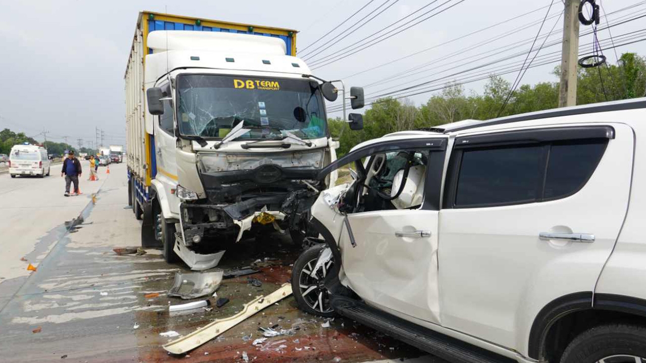 ครูสารพัดช่าง ขับมิวเอ็กซ์แหกโค้ง ประสานงาสิบล้อดับคาซาก คาดหลับใน