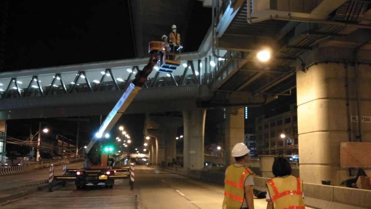 รฟม. แจงสาเหตุจากพายุฝน แผ่นปูนใต้สถานีรถไฟฟ้าสายสีม่วงหล่น หวิดโดนรถ 