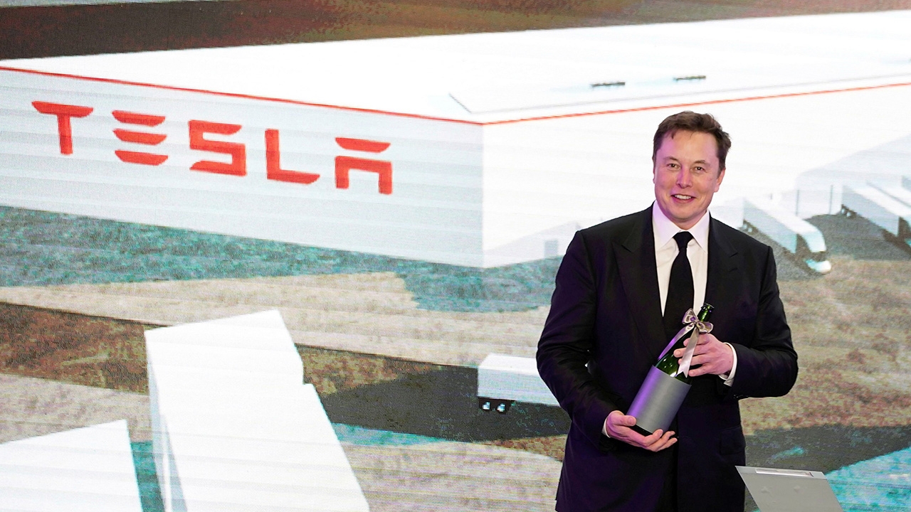 อีลอน มัสก์ คุย เตรียมผลิตแบตเตอรี่เอง ลดเพดานราคารถ EV