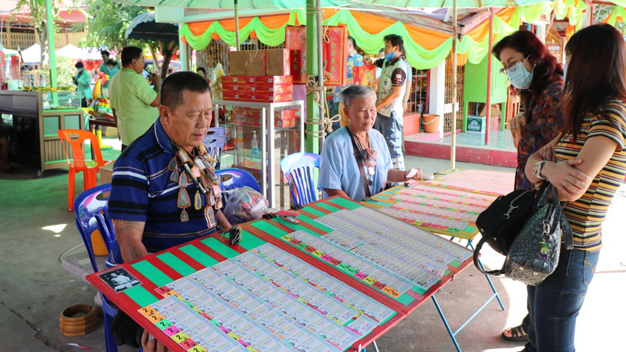 ตาวัย 63 ห้อยพระ 100 องค์นั่งขายลอตเตอรี่ คนซื้อรับโชค คนขายเฮงๆ
