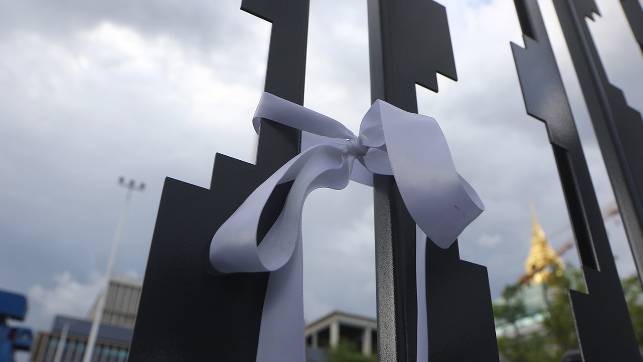 ประมวลภาพ ม็อบหน้ารัฐสภา แกนนำขึ้นปราศรัย-ผูกโบขาวแสดงออกเชิงสัญลักษณ์