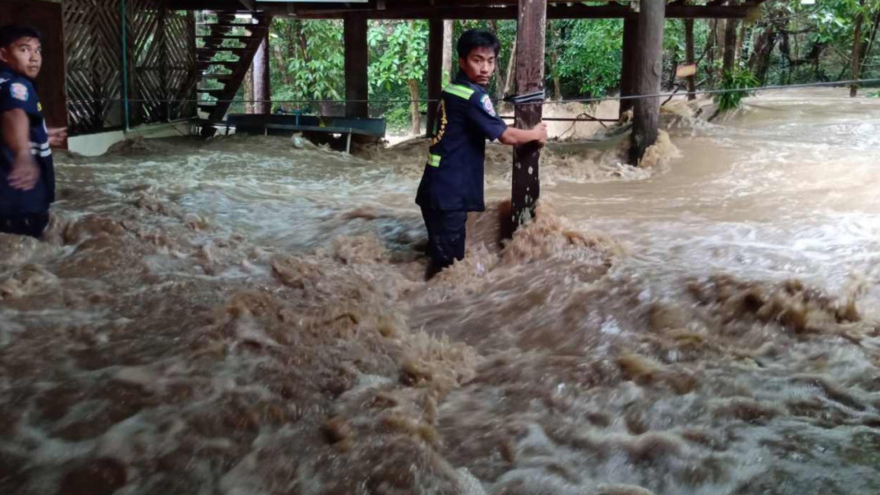 ฝนตกหนัก น้ำป่าทะลักทองผาภูมิ ท่วมวัด บ้าน ไหลเชี่ยวกราก 