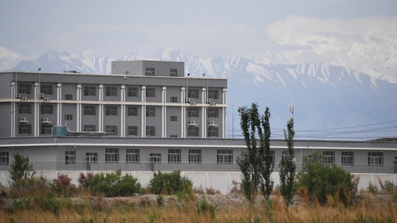 เผยรายงานจีนขยาย "ค่ายปรับทัศนคติซินเจียง" เพิ่มอีกกว่า 100 แห่ง