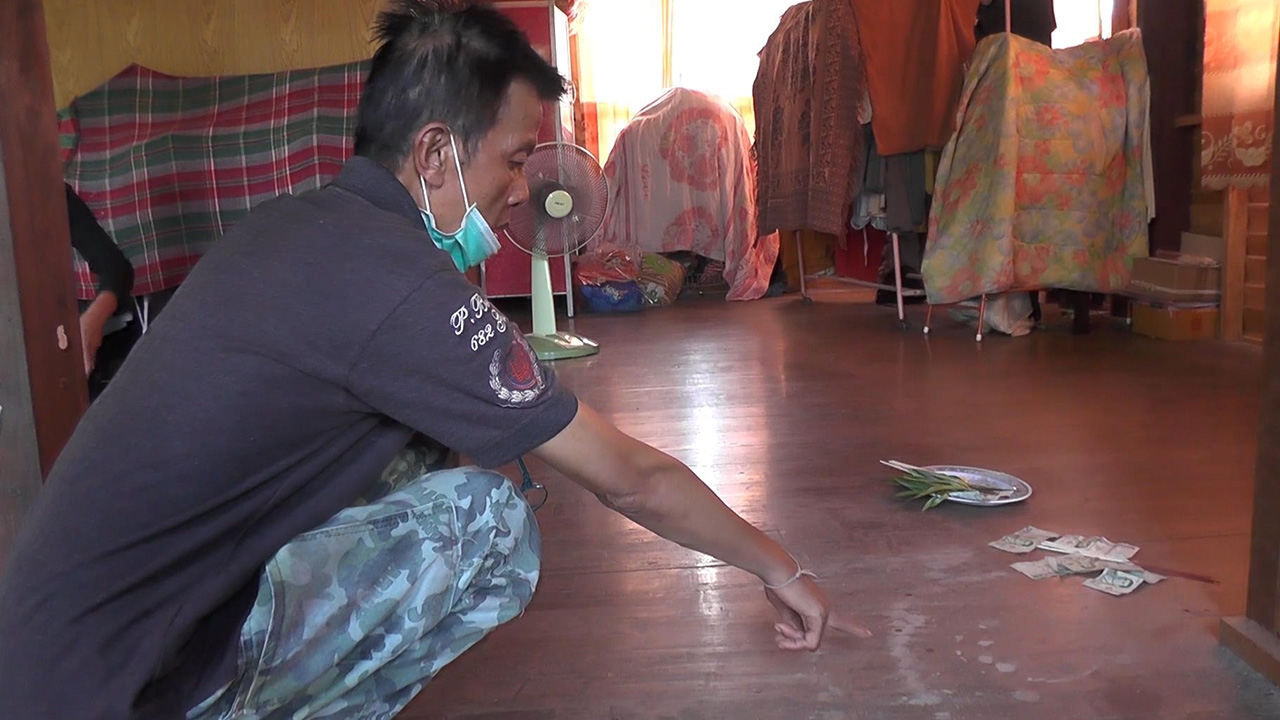 ชาวบ้านพบรอยคล้าย "พญานาค" ในห้องพระที่เพชรบูรณ์ คอหวยไม่ลืมขอ "เลขเด็ด"