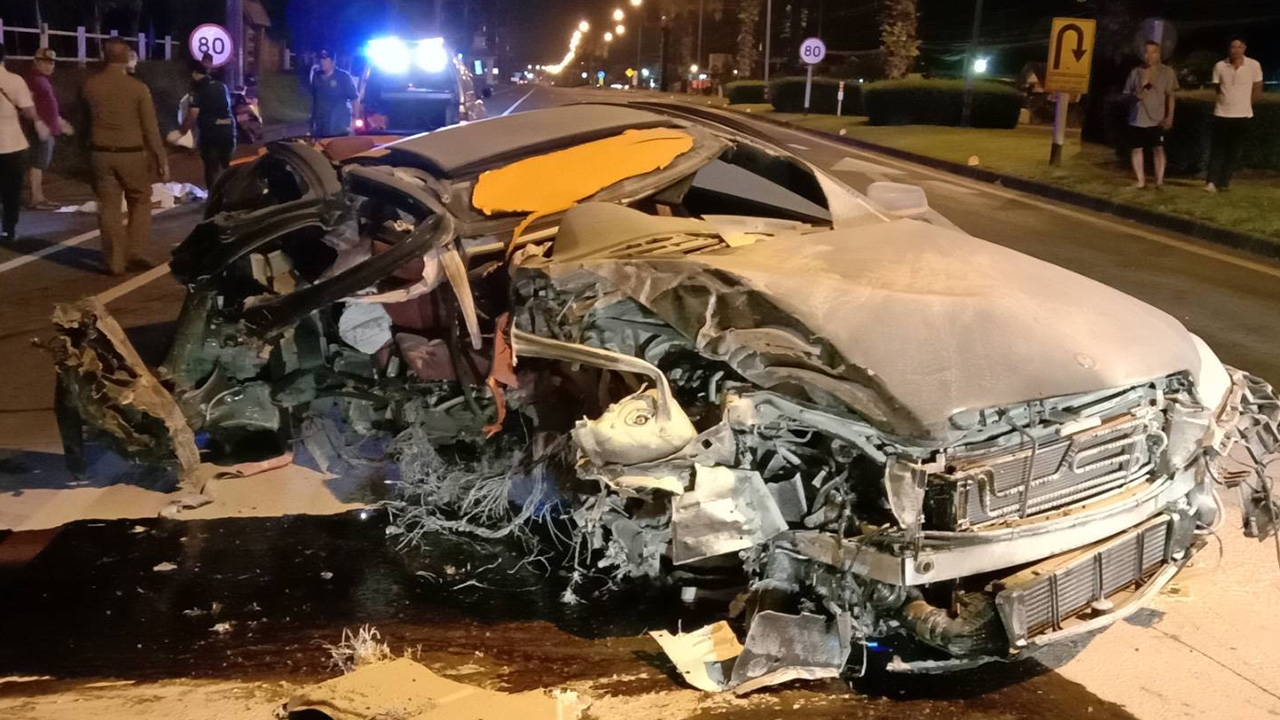 เสี่ยซิ่งเบนซ์สปอร์ต ชนเกาะกลางถนน ร่างกระเด็นหัวกระแทกพื้นดับ