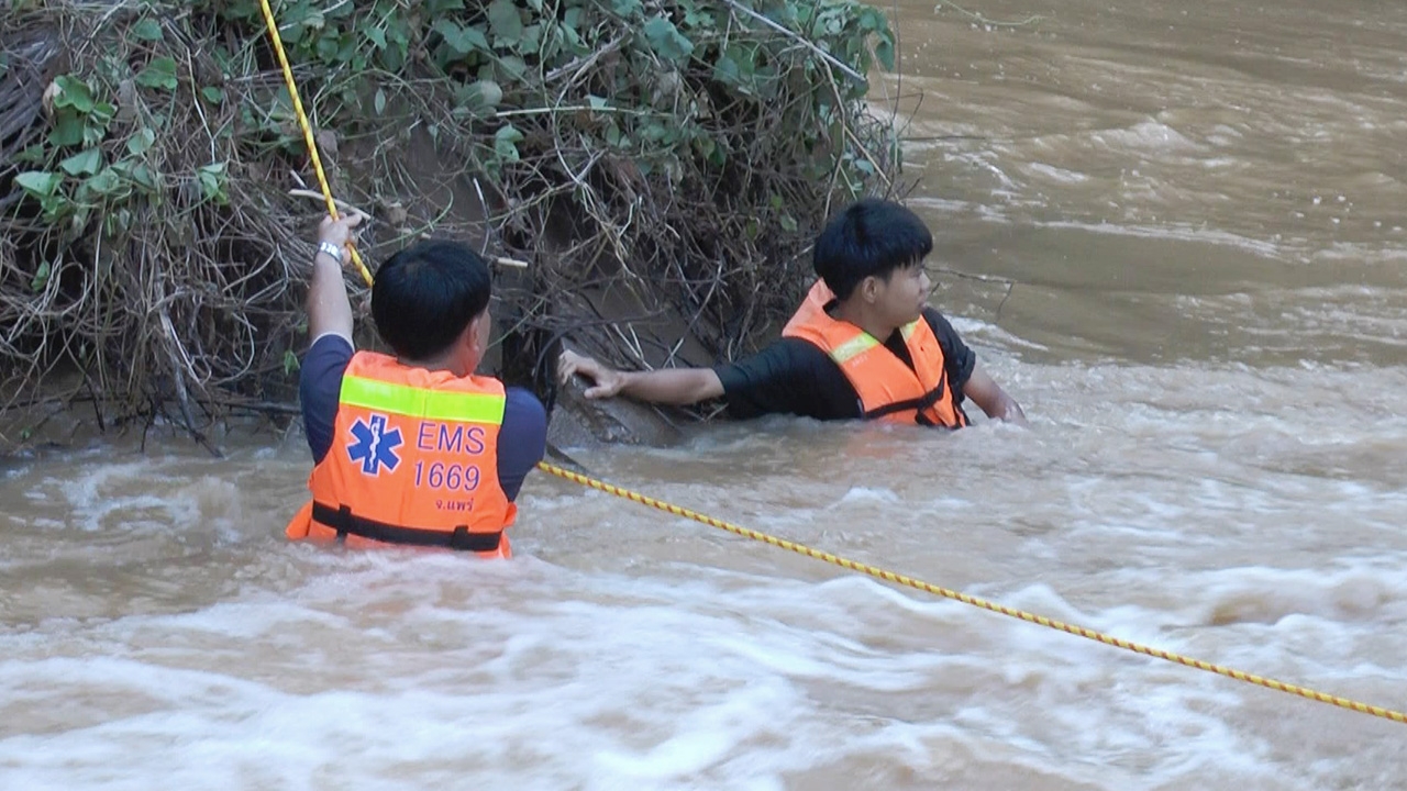 กู้ภัยแพร่ เร่งค้นหาลุงวัย 69 ปี ไปหว่านแหจับปลาในคลองส่งน้ำ พลัดตกจมหาย