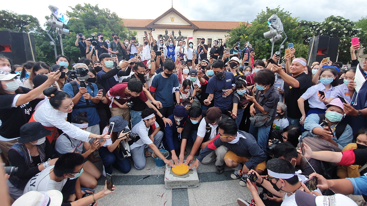 นร.นศ.เชียงใหม่ ร่วมชุมนุมต้านเผด็จการ พร้อมปักหมุดคณะราษฎรกลางเมือง 