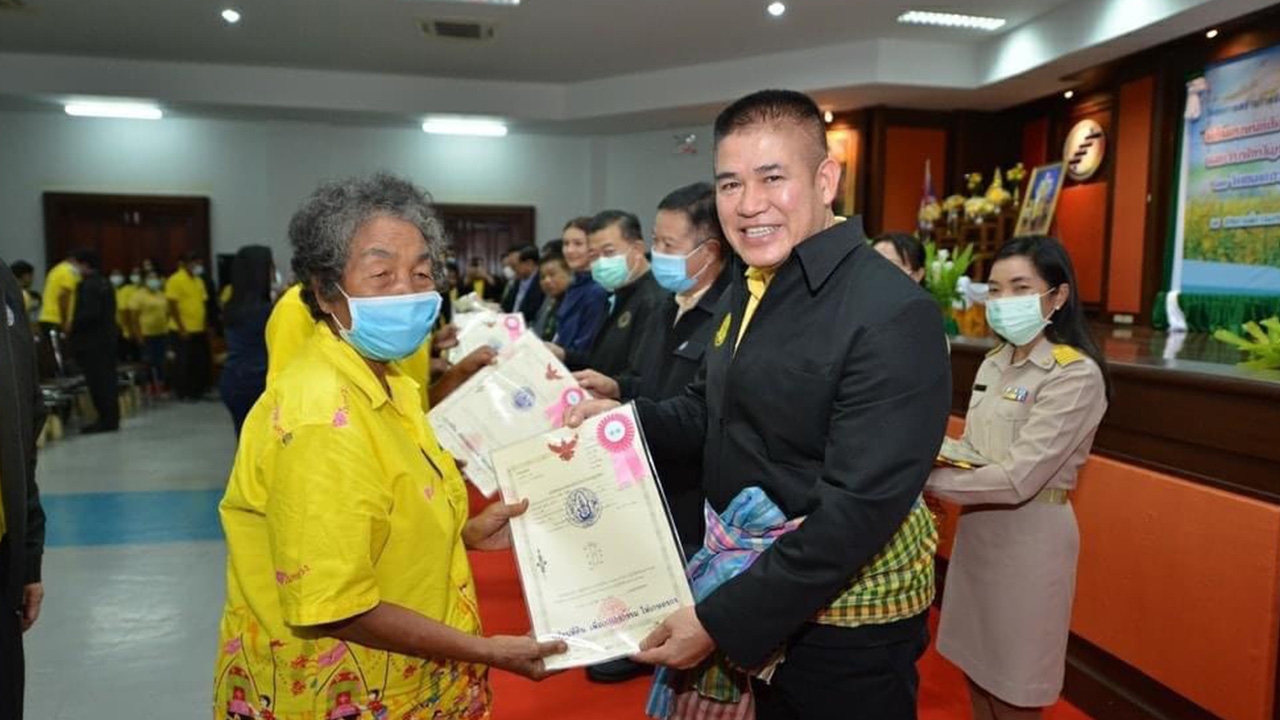 ธรรมนัส มอบ ส.ป.ก. 4-01 เกษตรกร จ.ตรัง พร้อมชูศาสตร์พระราชาพัฒนาชีวิต 