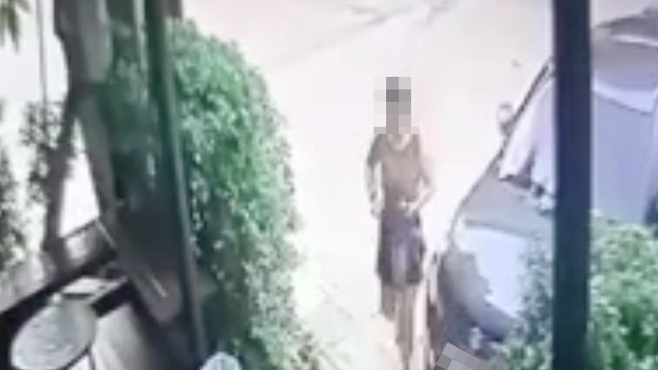 สาวแต่งตัวดี ขับเก๋งเข้าร้านกาแฟ แอบฉกขนม 3 ห่อ ราคาไม่ถึง 300 บาท