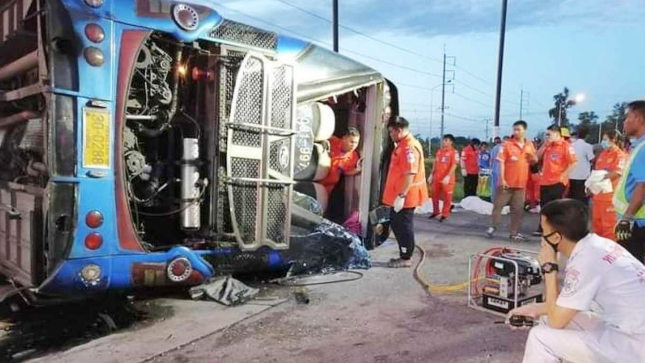 ทัวร์คณะอสม.ร้อยเอ็ดจะไปพัทยา ชนรถพ่วง ตาย 8 บาดเจ็บกว่า 40 คน