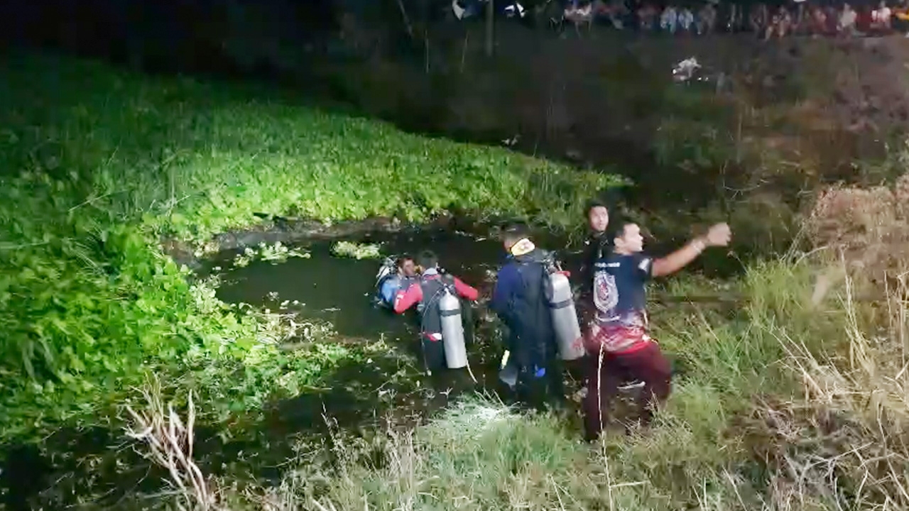 เก๋งซิ่งแหกโค้ง พุ่งตกลงคลอง จมน้ำมิดคัน หนุ่มดับ แฟนสาวหนีตายหวิด