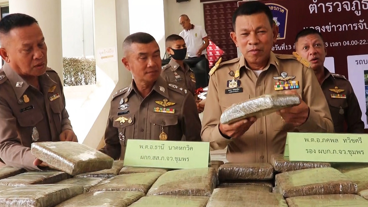 ตำรวจชุมพร รวบ 8 โจ๋ "แก๊งล้อแม็กซ์ทอง" ขับกระบะขนกัญชารวมเกือบ 2 ตัน