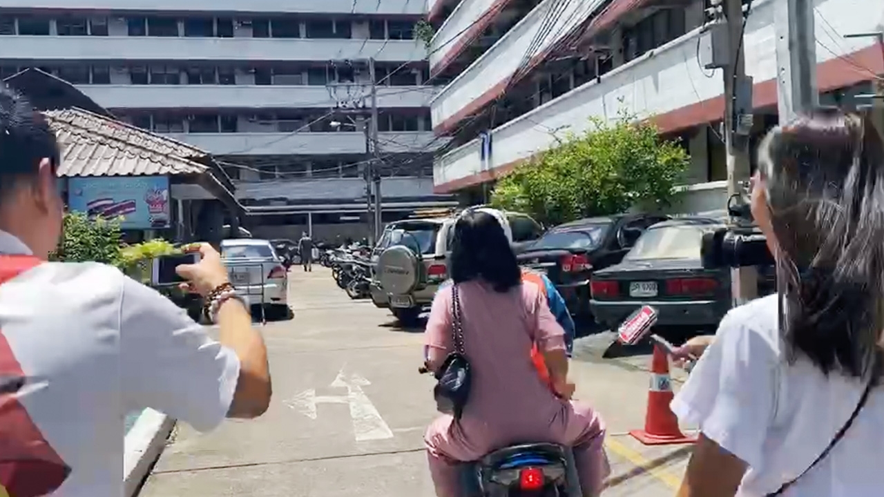 สาวกระชากหัวมา สน.พญาไท รับทราบข้อหาก่อนซ้อนท้ายวิน จยย. ชิ่งหนีนักข่าว