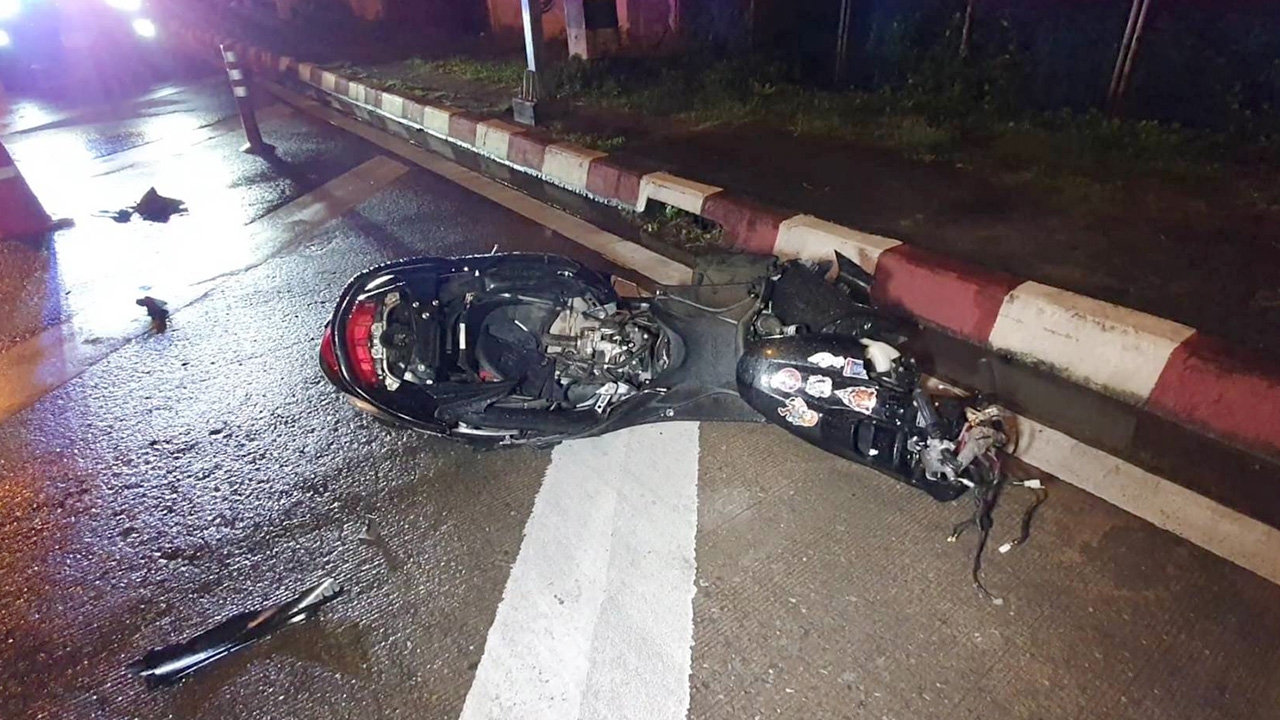 หนุ่มซิ่ง จยย.ชนท้ายกระบะ ถูกเก๋งวิ่งทับซ้ำ ร่างกระเด็นไปไกลดับสยอง