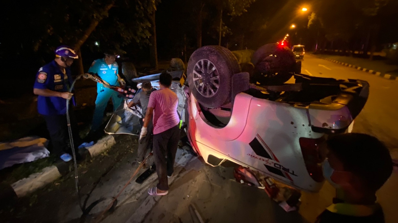 รถบรรทุกตีนผี ซิ่งชนกระบะ คาแยกไฟแดง สาวคนขับคอหัก-เลือดท่วมดับสยอง