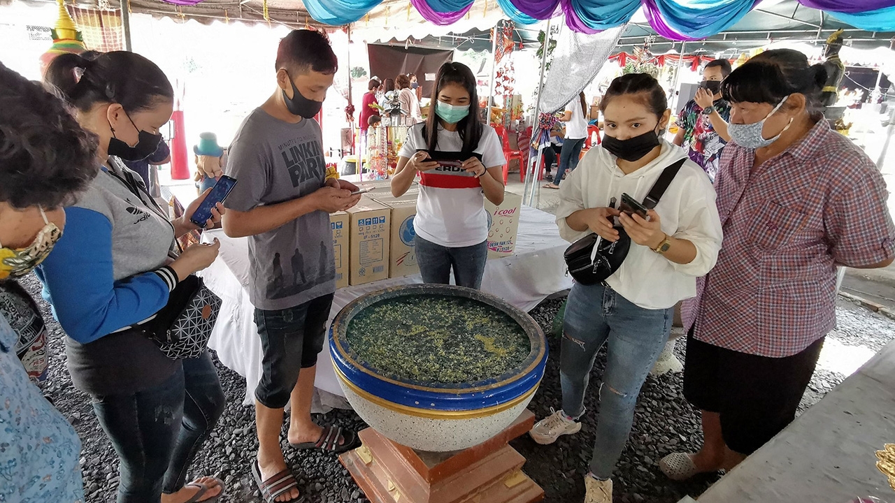 แห่ส่องอ่างน้ำมนต์ "พ่อขุนช้างมหาเศรษฐี" คอหวยถูกใจได้ "เลขเด็ด" ลุ้นรวย