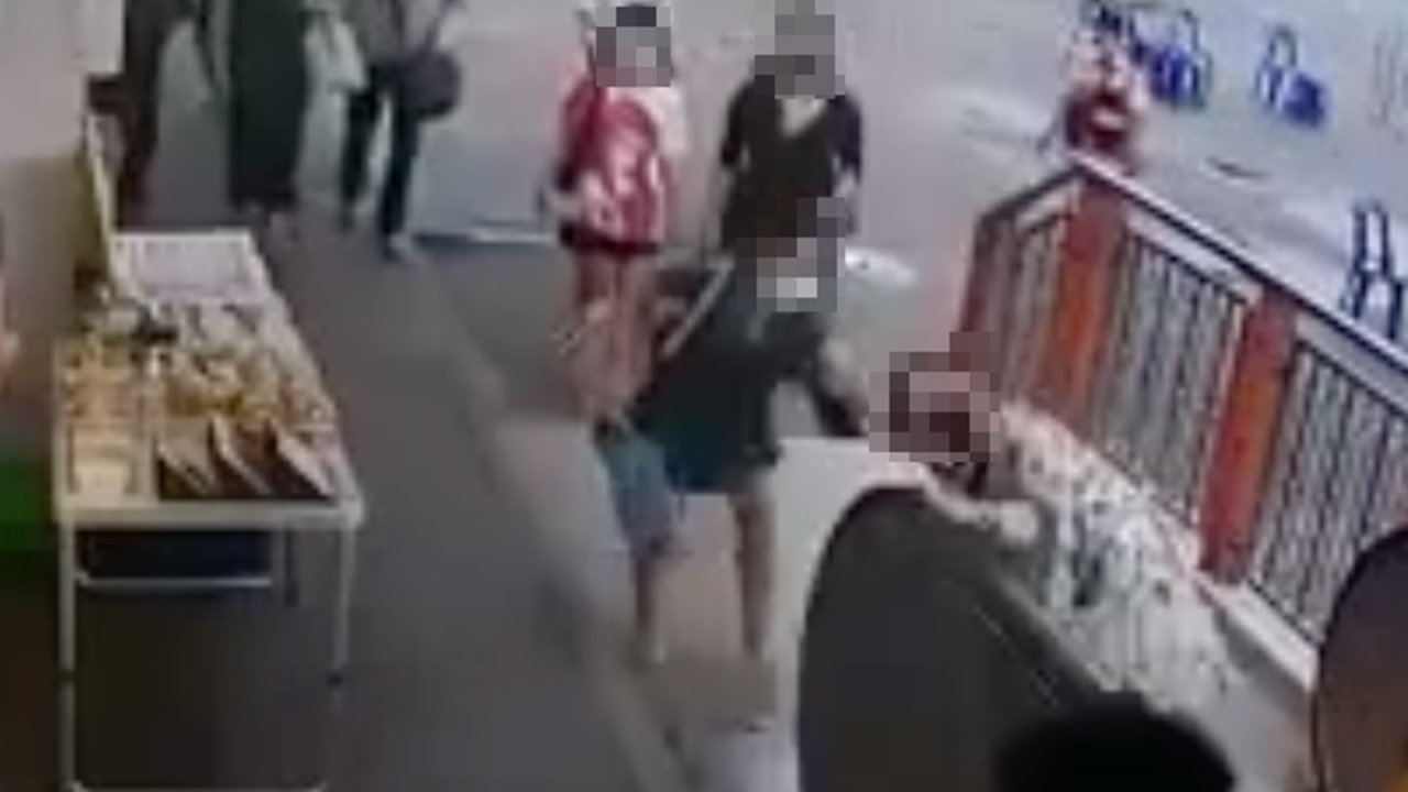 ฉุนจองที่นั่งบนรถตู้ ต่อว่าไม่พอ ตามกระชากผมตัวปลิว (คลิป)