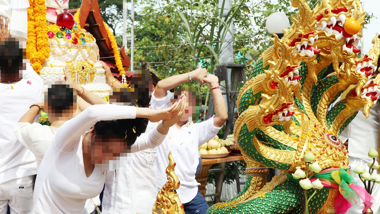 ฮือฮาแก้บน "พญานาคสระน้ำส้ม" ชาวบ้านทำท่าเลื้อยเหมือนงู ชูนิ้วบอกใบ้เลขเด็ด