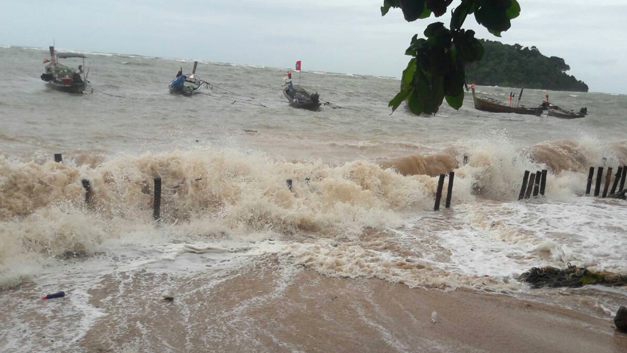 พายุ "โนอึล" ซัดใต้ฝนตก คลื่นลมแรง สมุย-ตรัง งดเรือออกจากฝั่ง