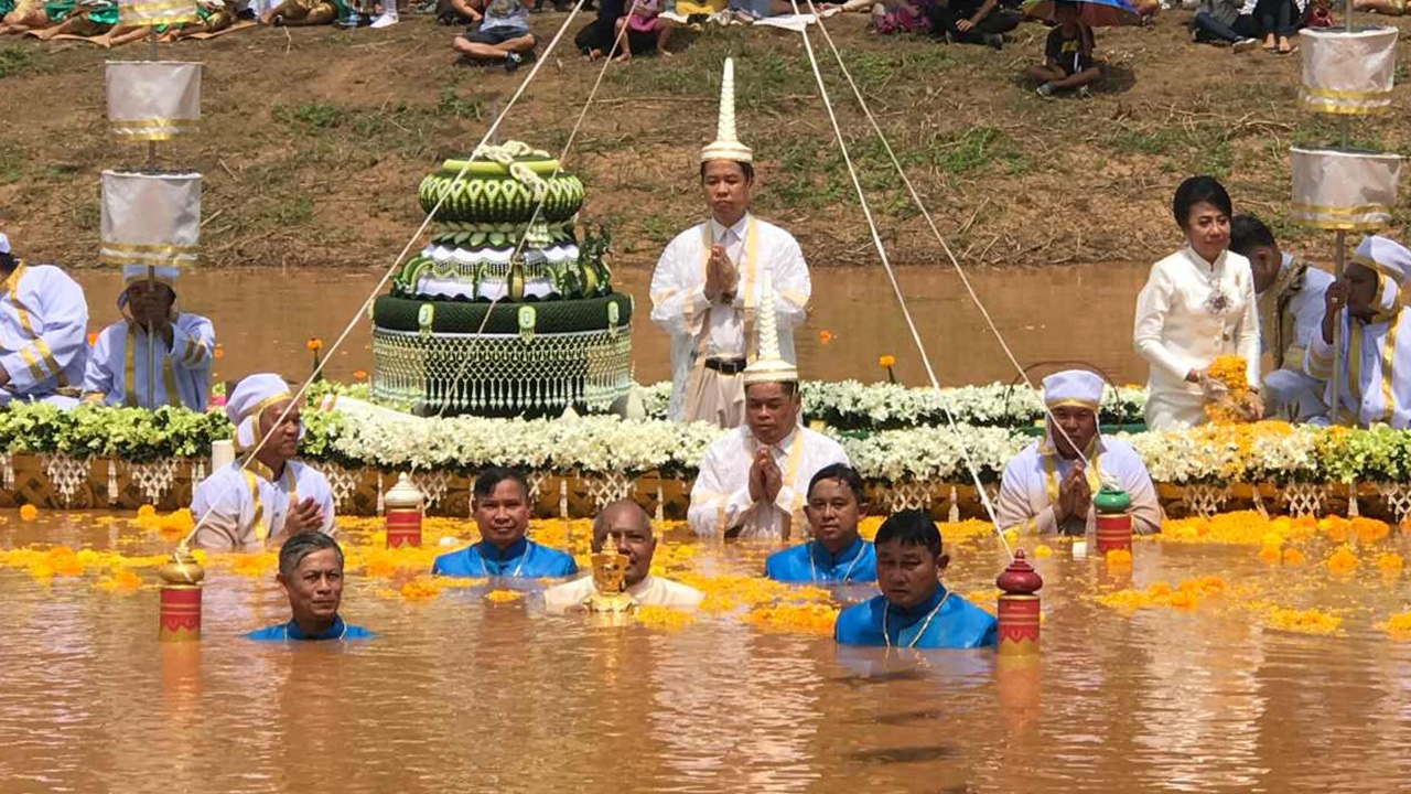 รมว.วัฒนธรรม ร่วมพิธี อุ้มพระดำน้ำ ประเพณีหนึ่งเดียวที่เพชรบูรณ์    