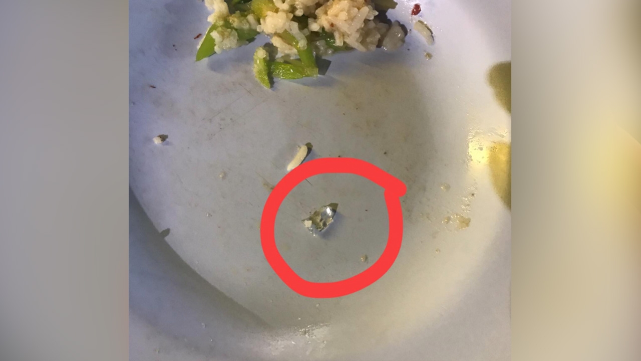 โพสต์เตือน เศษแก้วปนในอาหาร บาดเพดานปากเลือดออก โชคดีไม่กลืน