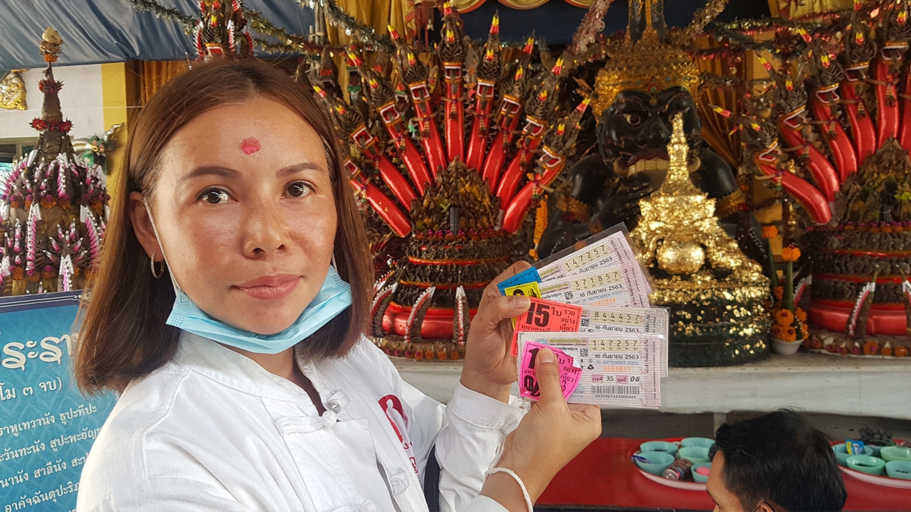 สาวราชบุรีทำบุญแก้บน พระราหูวัดสว่างอารมณ์ให้โชค เลขท้าย 2 ตัว 34 ใบ