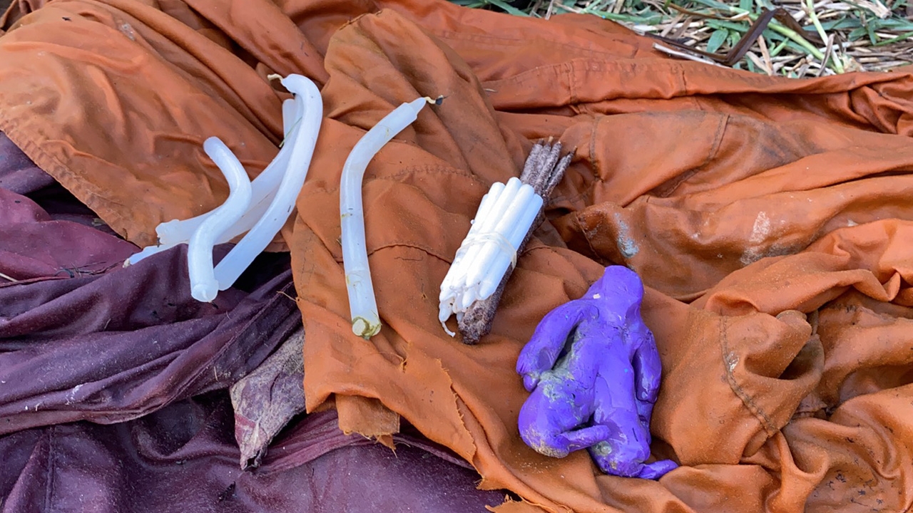 ชาวบ้านพัทลุงแตกตื่น เจอจีวรกับหุ่นปั้น 2 ตัวแบบคนเล่นของ ที่ทะเลสาบลำปำ