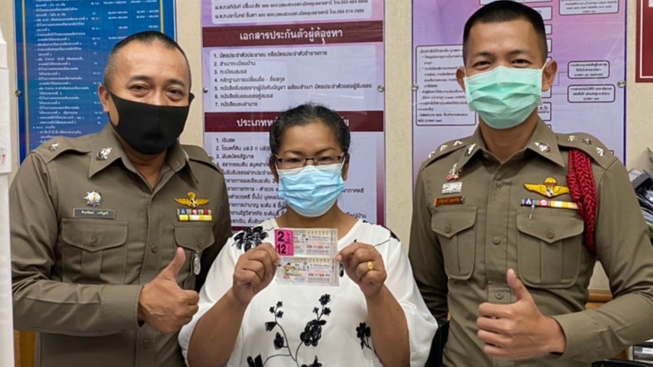 สาวใหญ่เมืองอุบล ดวงเฮงจากอายุแม่ให้โชค ถูกหวยเป็นเศรษฐีได้ 12 ล้าน