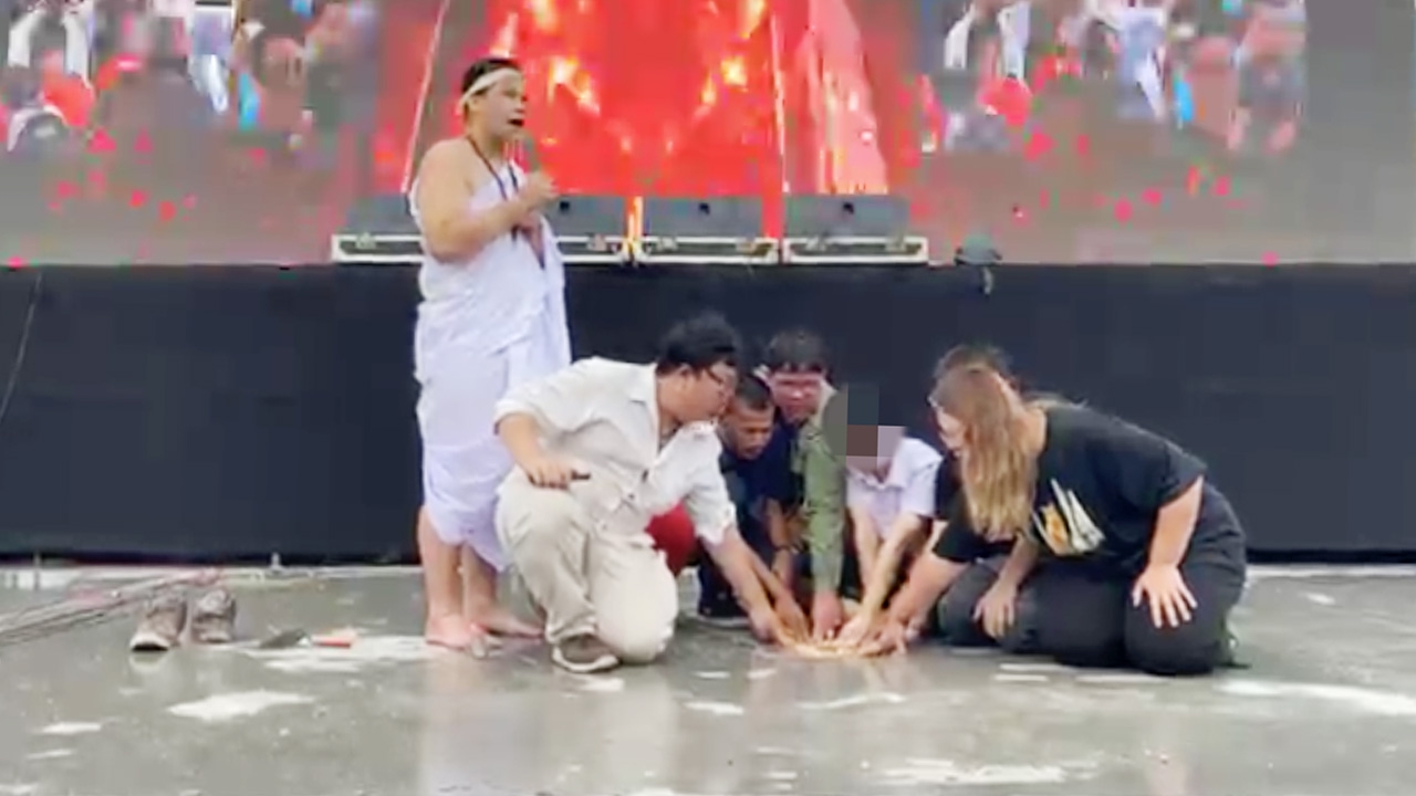 ประมวลภาพ แกนนำ "ปักหมุดคณะราษฎร" หมุดที่ 2 ที่สนามหลวง