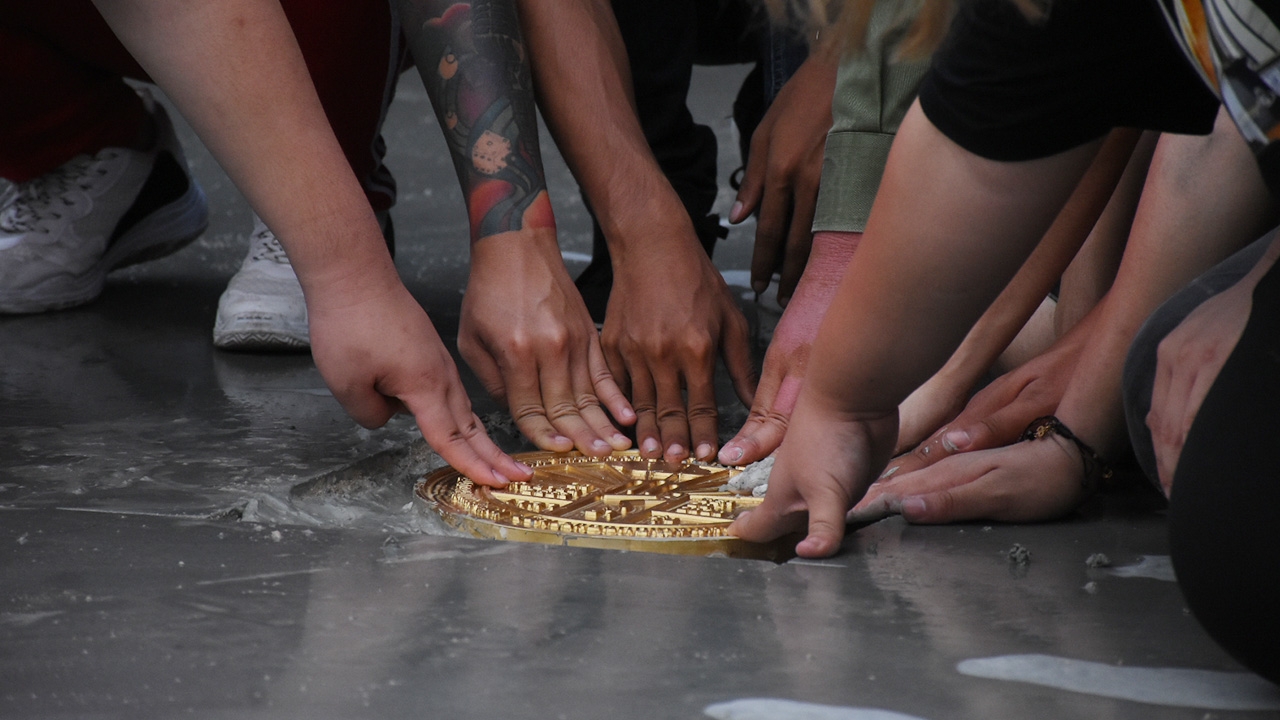 "เพนกวิน-อานนท์" นำ ปชช.ทำพิธีปักหมุดคณะราษฎร-อ่านประกาศกลางสนามหลวง