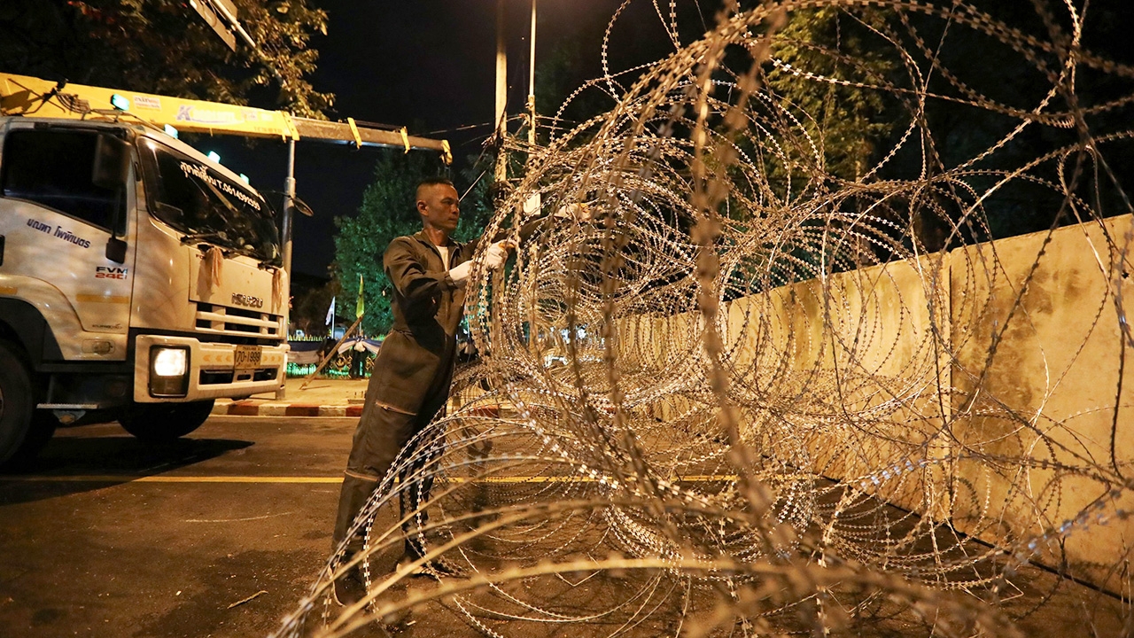 เจ้าหน้าที่ตรึงกำลัง ตั้งรั้วลวดหนาม แบริเออร์ ควบคุมพื้นที่