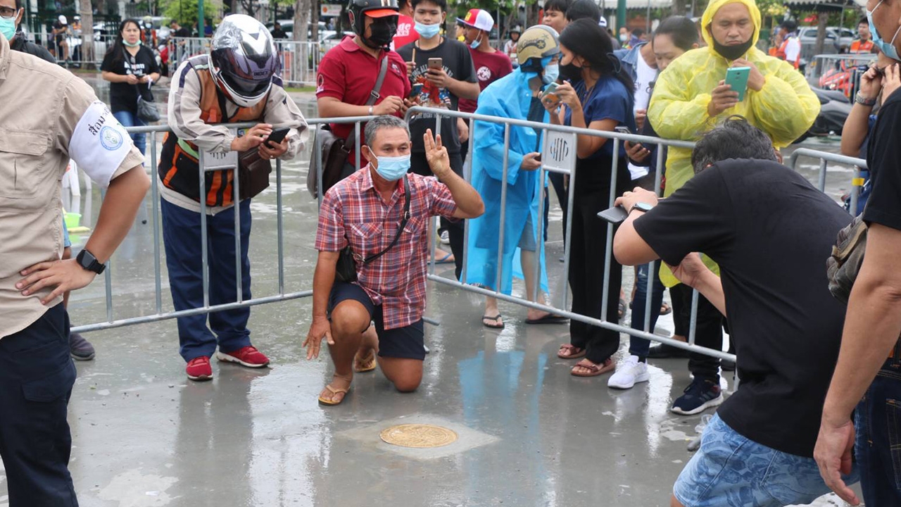 แห่เซลฟี่ หมุดใหม่ กลางสนามหลวง กทม.ยังไม่ถอน 