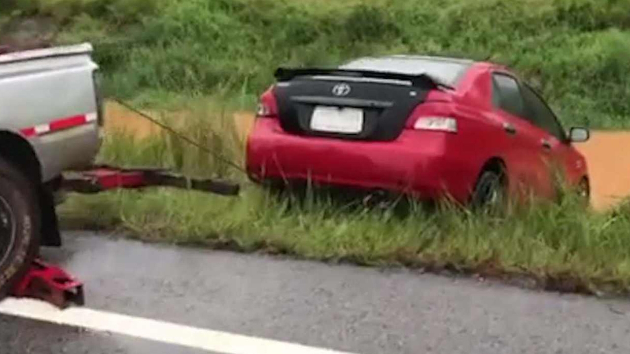 ผู้รับเหมาขับเก๋งไปจ่ายค่าแรง ฝ่าพายุโนอึล ตกคลองดับคาเซฟตี้เบลท์ 