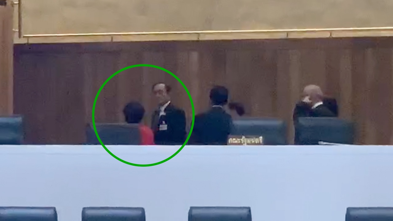 "อมรัตน์" ลุกถามนายกฯ โวยสกัดม็อบ เจอ "สุชาติ" ฮึ่มปิดไมค์กลางสภา 
