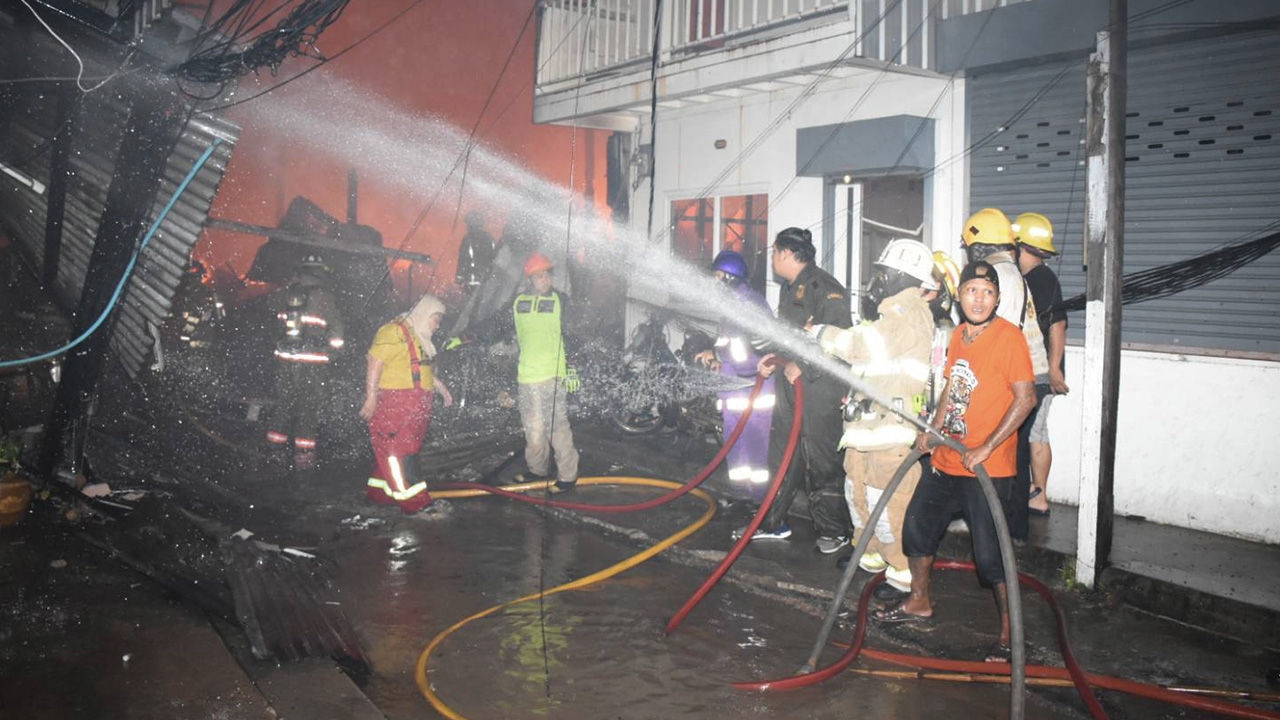 คุมได้แล้ว ไฟไหม้บ้านเรือน ย่านดอนเมือง วอดกว่า 50 หลัง ไร้เจ็บ-ตาย 