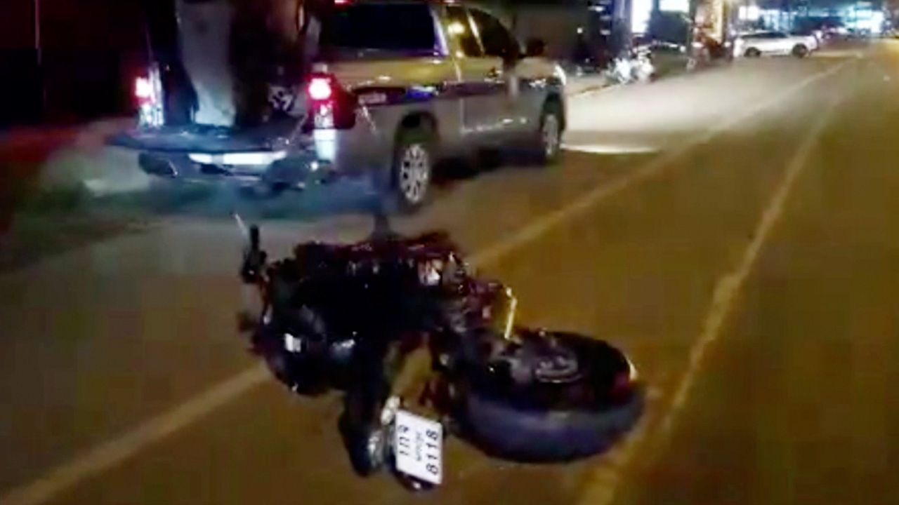 ม.4 ลองเทสต์ บิ๊กไบค์คันงาม ยืมเพื่อนมาขับ บิดชนจักรยาน ลอยดับคาที่